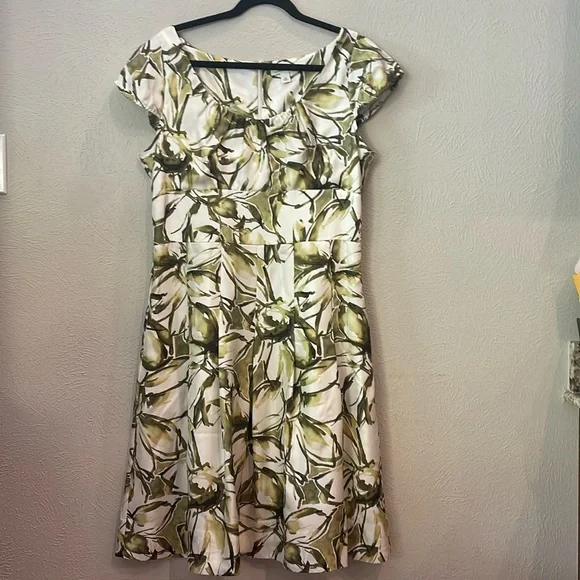 green and cream floral dress Ulla Johnson // Cream & Green Floral Tiered Dress – VSP Consignment main image 1
